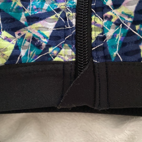 VSX by Victoria’s Secret Geometric Print “Knockout” Zip-Front Sports Bra - Picture 4 of 9
